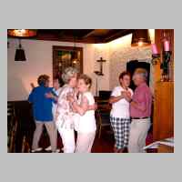 59-09-1157 5. Kirchspieltreffen 2003. Die Tanzflaeche wurde den ganzen Abend genutzt..JPG